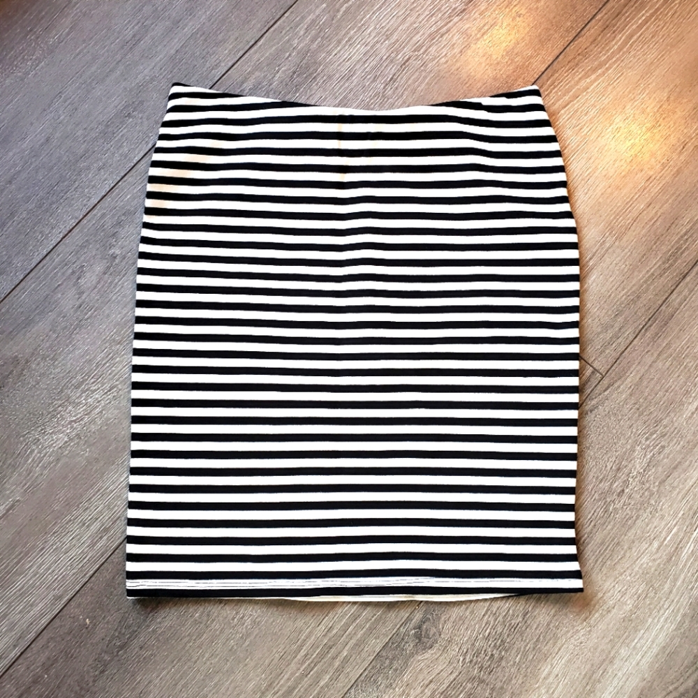 NWOT 4/$20 Rebel Rogue Black and White Striped Mini Skirt, Size Small